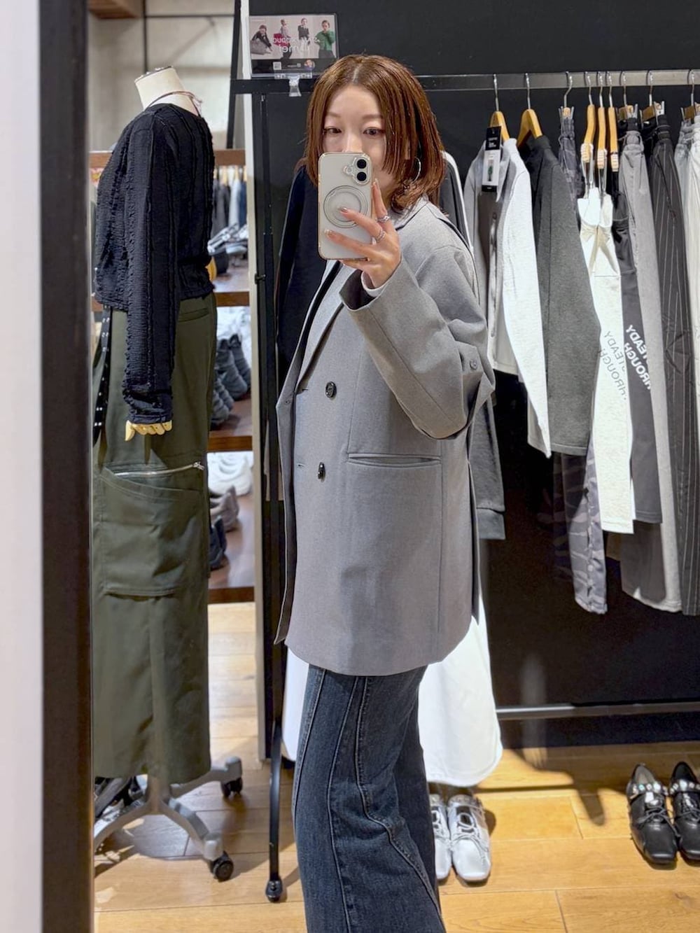 ブルー系のデニムパンツ、グレー系のテーラードジャケット、ブラック系のTシャツ/カットソーを着用したレディースの春コーディネートの4枚目の写真