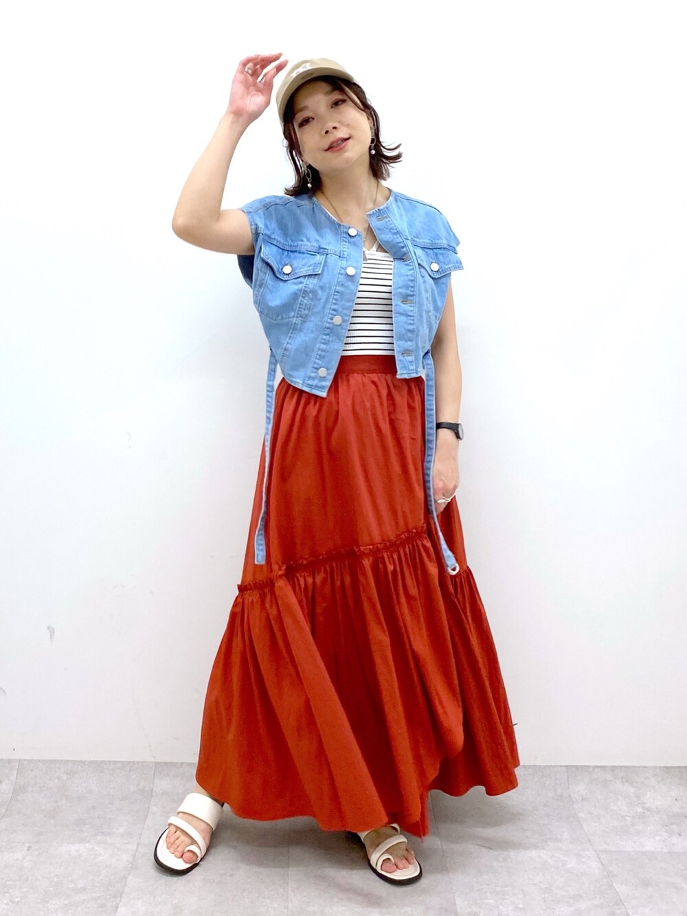 オレンジ系のスカート、ブルー系のその他アウター、ブラック系のキャミソールを着用したレディースの夏コーディネートの5枚目の写真
