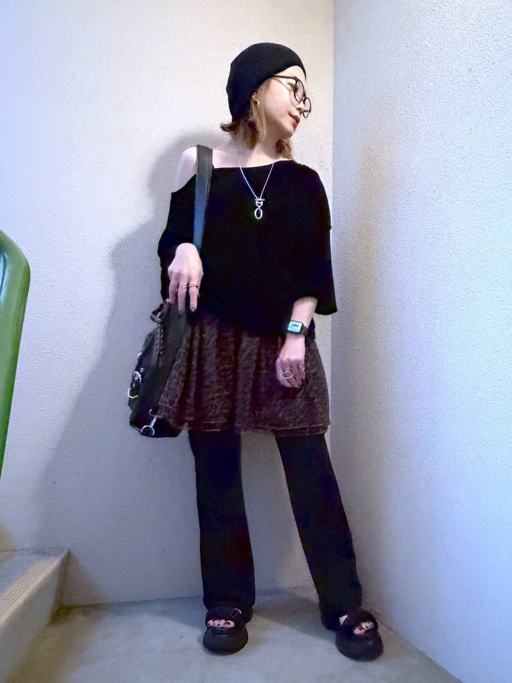ブラック系のショルダーバッグ、ブラック系のその他パンツ、ブラック系のTシャツ/カットソーを着用したレディースの夏コーディネートの8枚目の写真