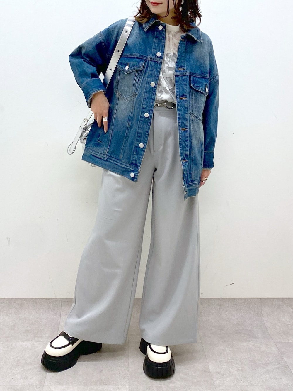 ホワイト系のシャツ/ブラウス、ブルー系のデニムジャケット、ホワイト系のローファーを着用したレディースの冬コーディネートの3枚目の写真