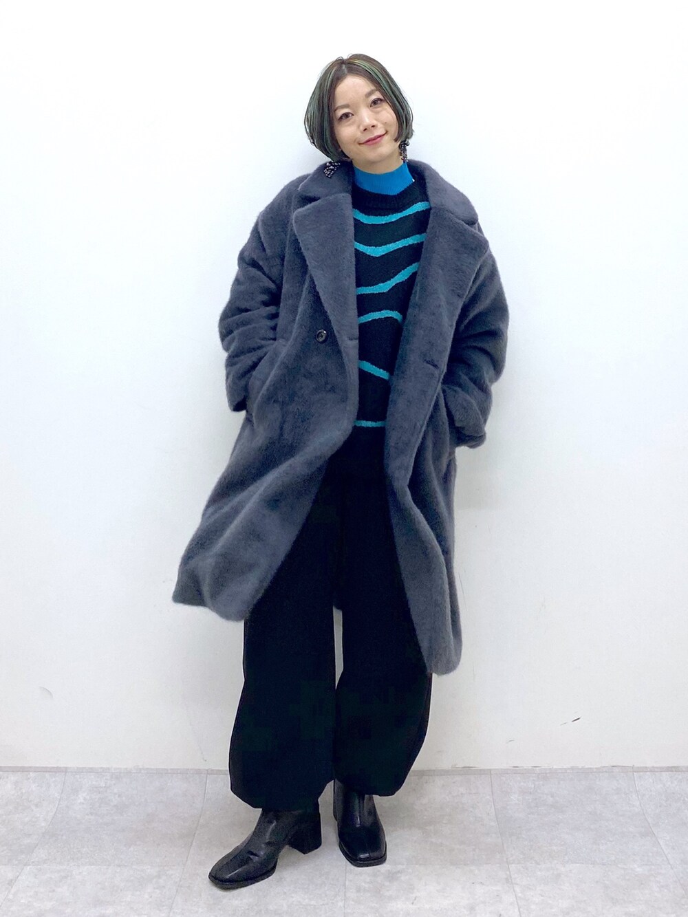 ブラック系のトップス、ブラック系のカーゴパンツ、ブラック系のジャケット/アウターを着用したレディースの秋コーディネートの5枚目の写真