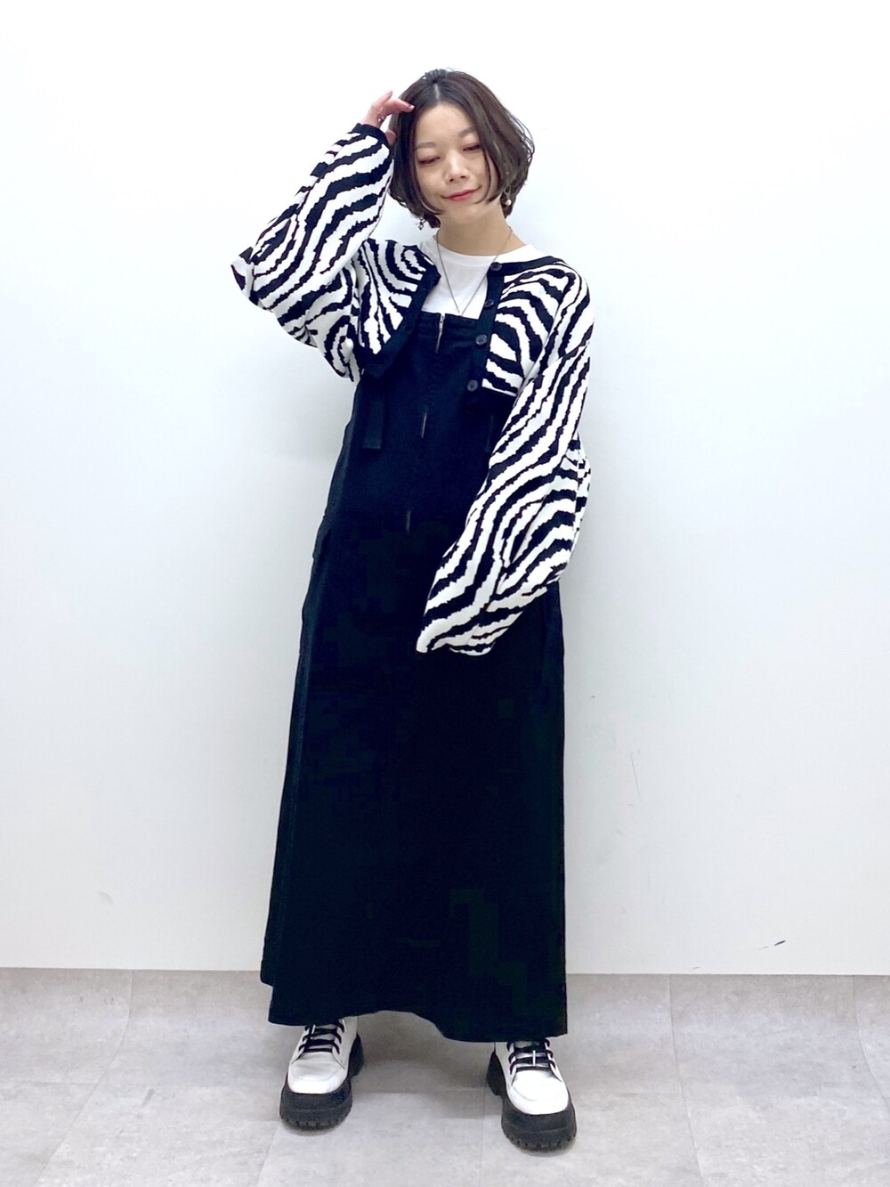 ブラック系のワンピース/ドレス、ブラック系のトップス、ホワイト系のトップスを着用したレディースの春コーディネートの5枚目の写真