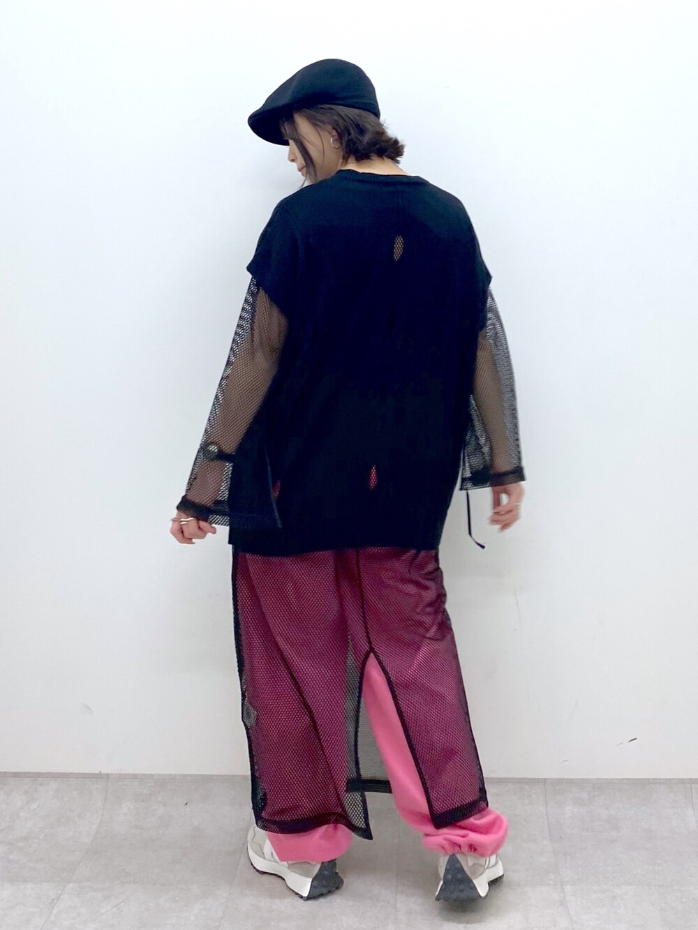 ブラック系のワンピース/ドレス、ブラック系のトップス、ピンク系のパンツを着用したレディースの春コーディネートの3枚目の写真