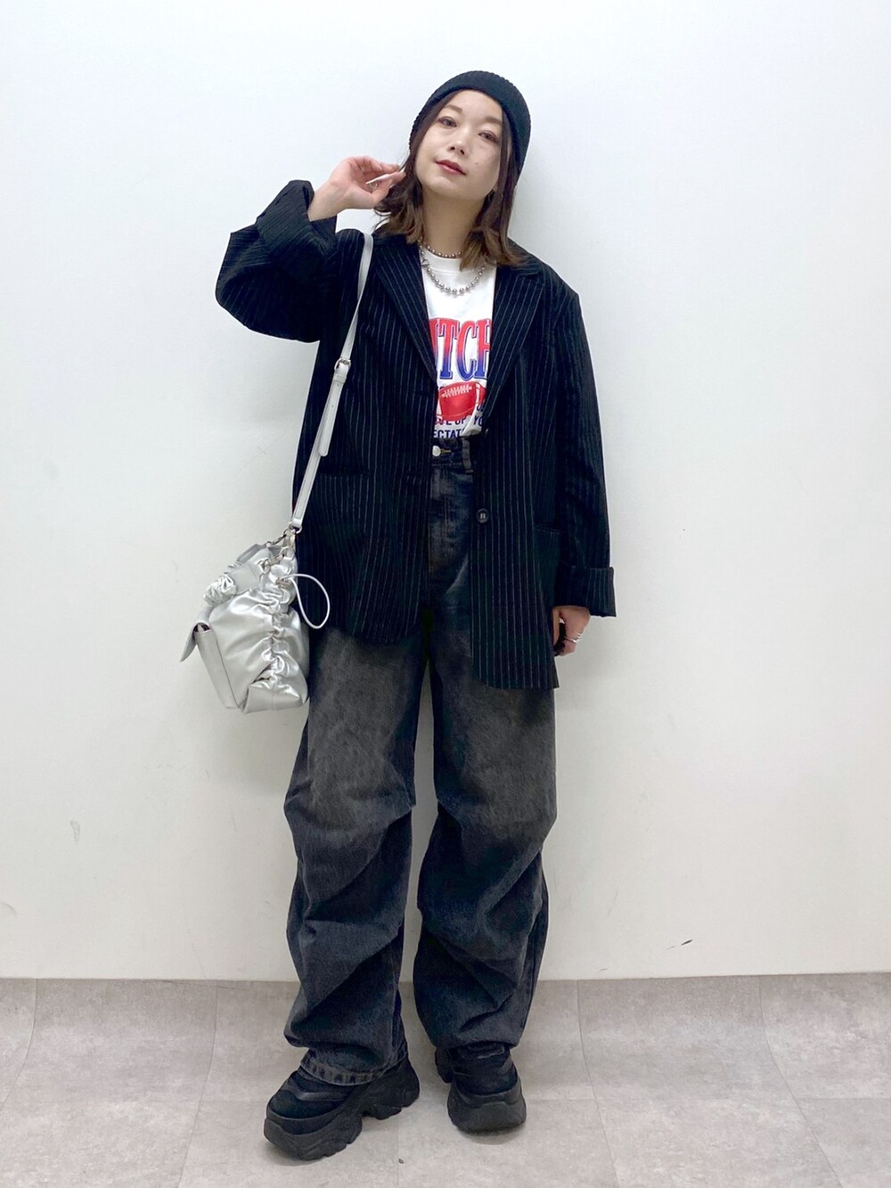 ホワイト系のTシャツ/カットソー、その他のテーラードジャケット、シルバー系のショルダーバッグを着用したレディースの冬コーディネートの8枚目の写真
