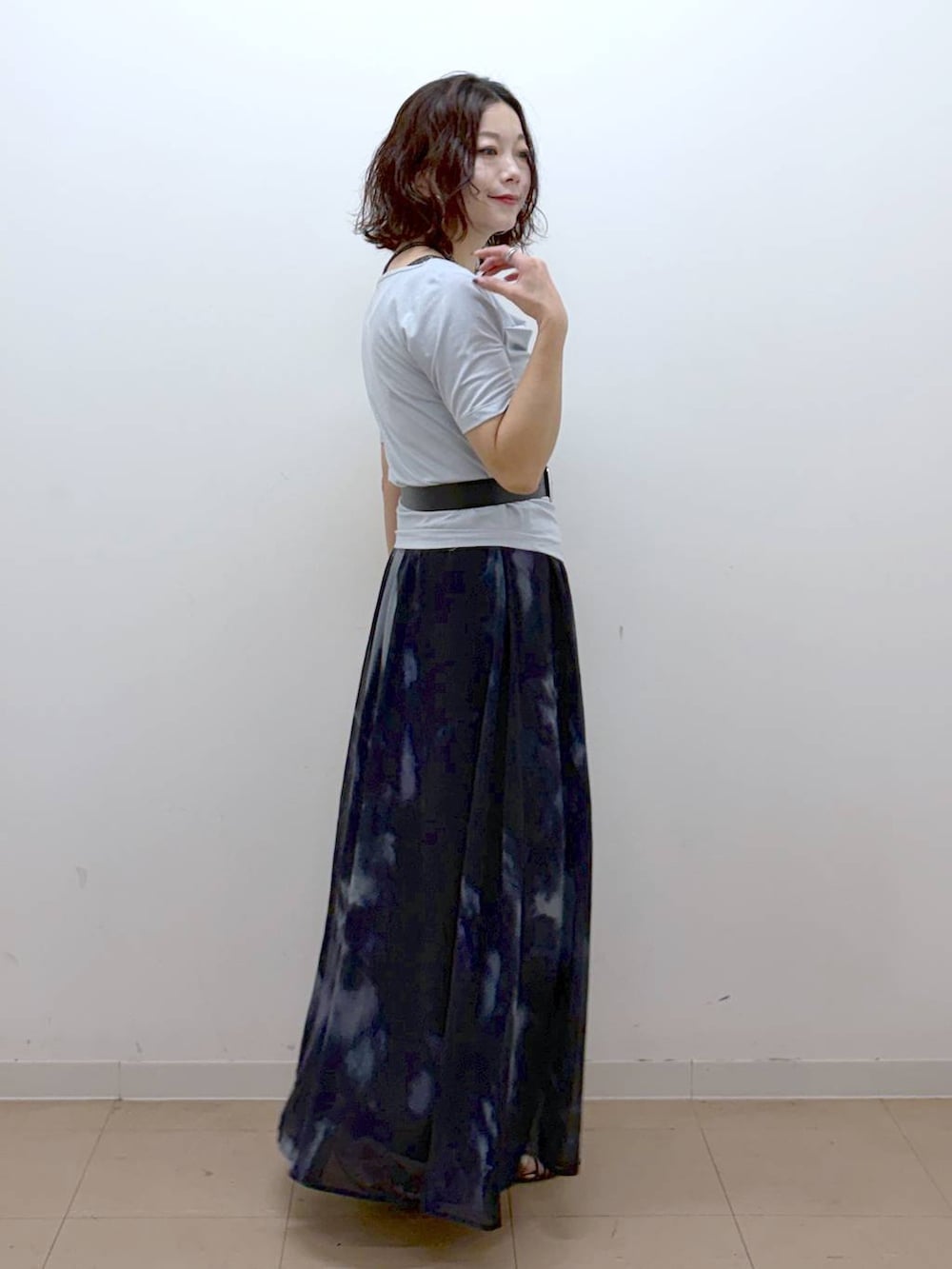 ブラック系のスカート、その他のサンダル、ブルー系のTシャツ/カットソーを着用したレディースの夏コーディネートの7枚目の写真