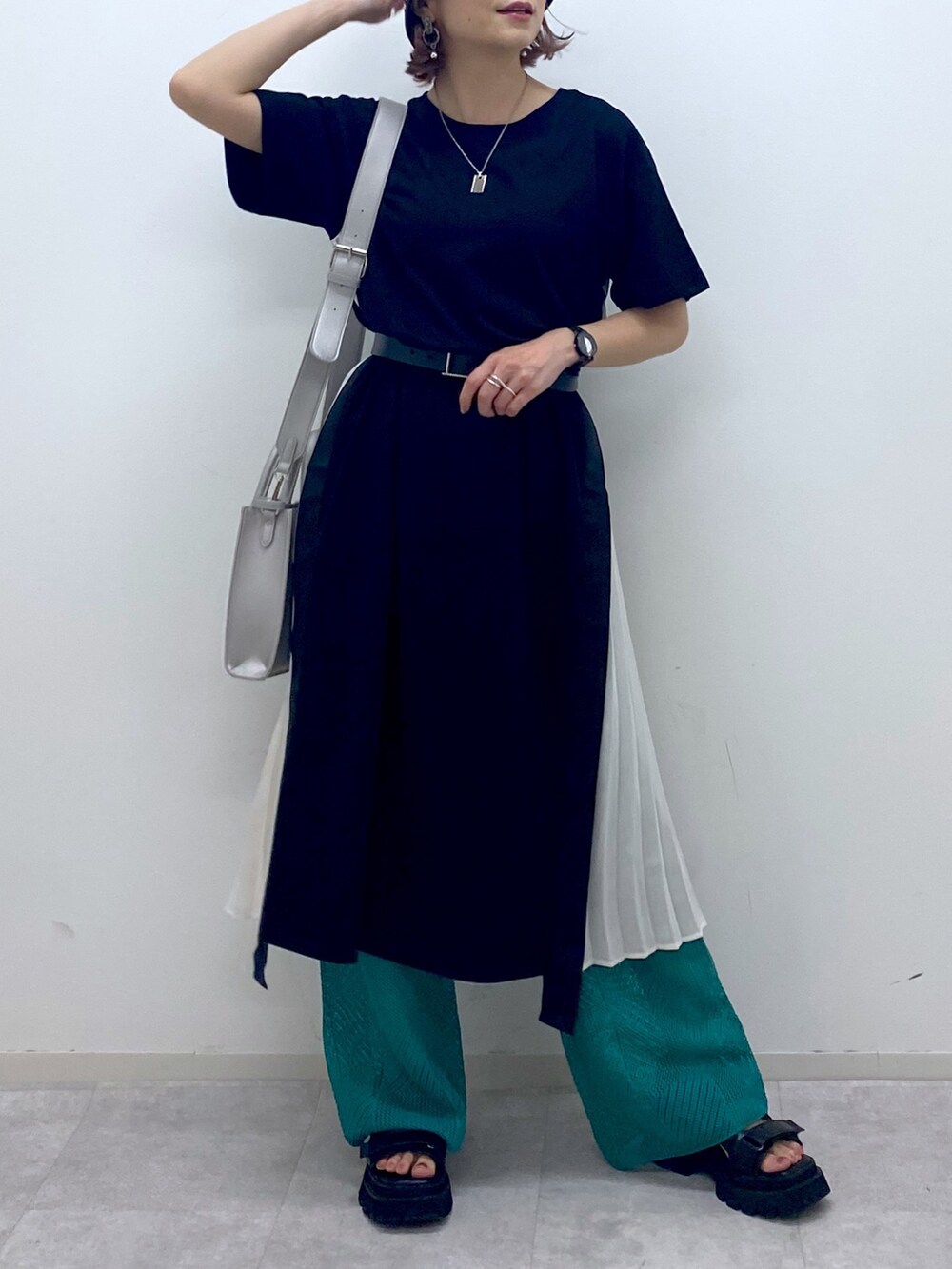 ブラック系のワンピース、ブルー系のその他パンツ、ブラック系のサンダルを着用したレディースの夏コーディネートの5枚目の写真