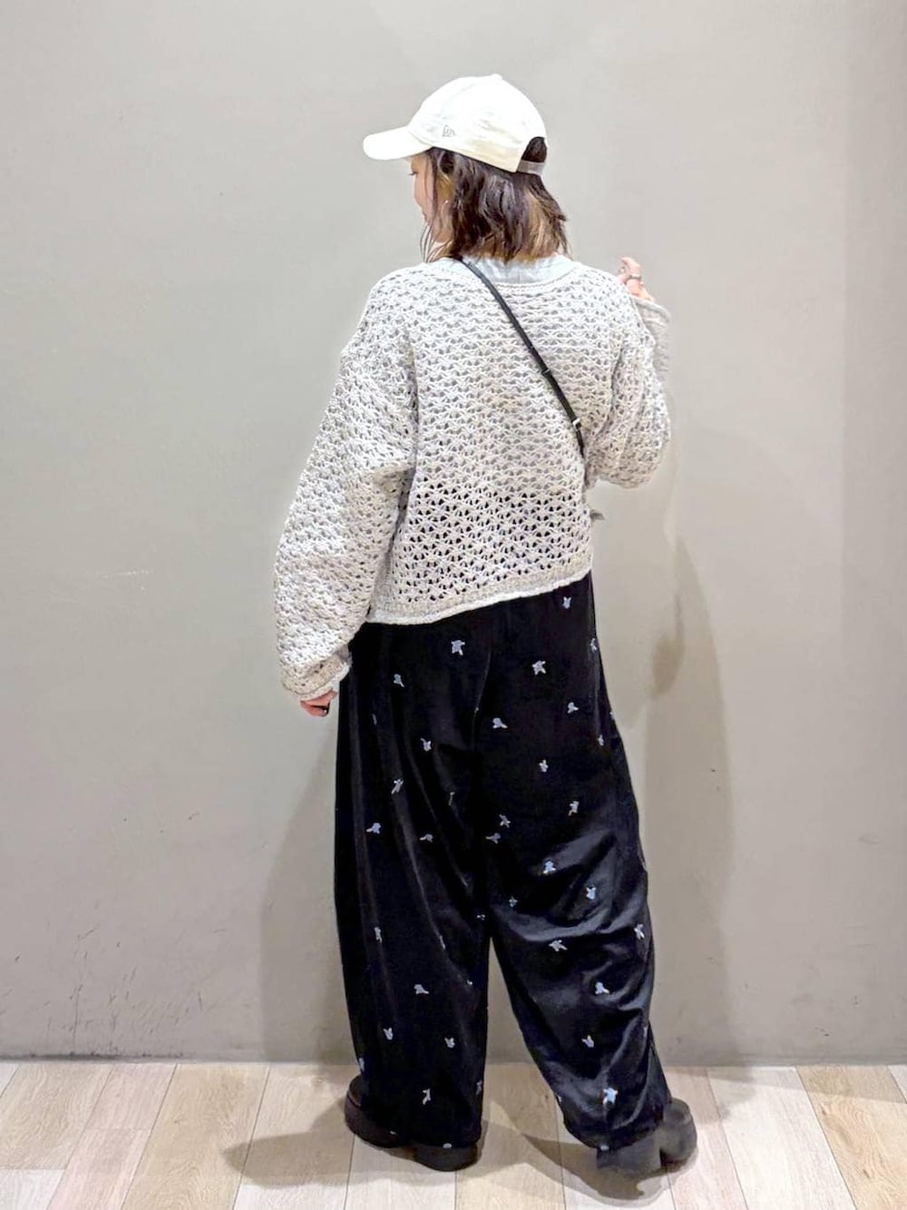 ブラック系のその他パンツ、ブラック系のブーツ、ホワイト系のニット/セーターを着用したレディースの秋コーディネートの6枚目の写真