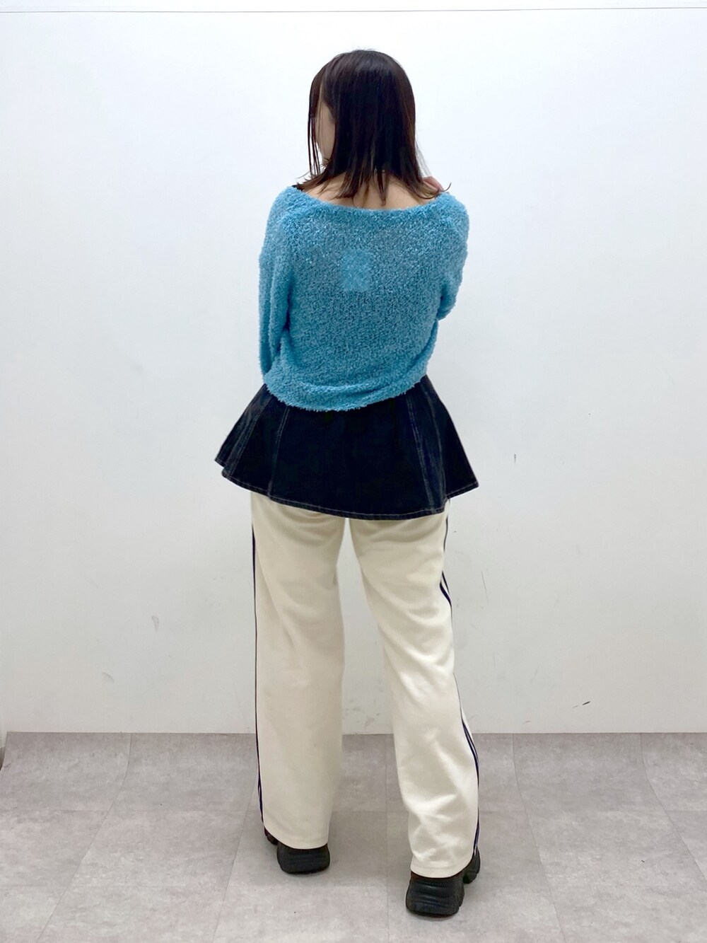 ホワイト系のその他パンツ、ブラック系のスニーカー、ブルー系のカーディガン/ボレロを着用したレディースの春コーディネートの6枚目の写真