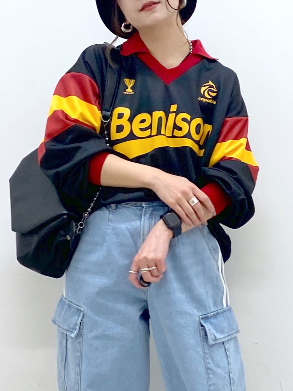 ブラック系のシャツ/ブラウス、ブルー系のデニムパンツ、ブラック系のショルダーバッグを着用したレディースの春コーディネートの2枚目の写真