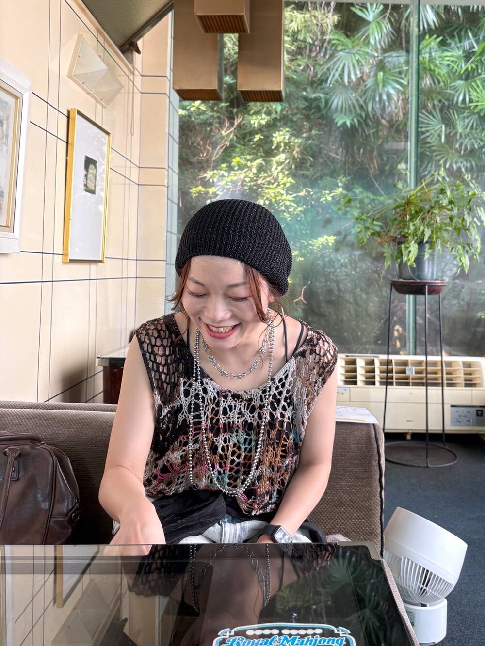 ブルー系のデニムパンツ、その他のベスト、ブラウン系のボストンバッグを着用したレディースの夏コーディネートの5枚目の写真