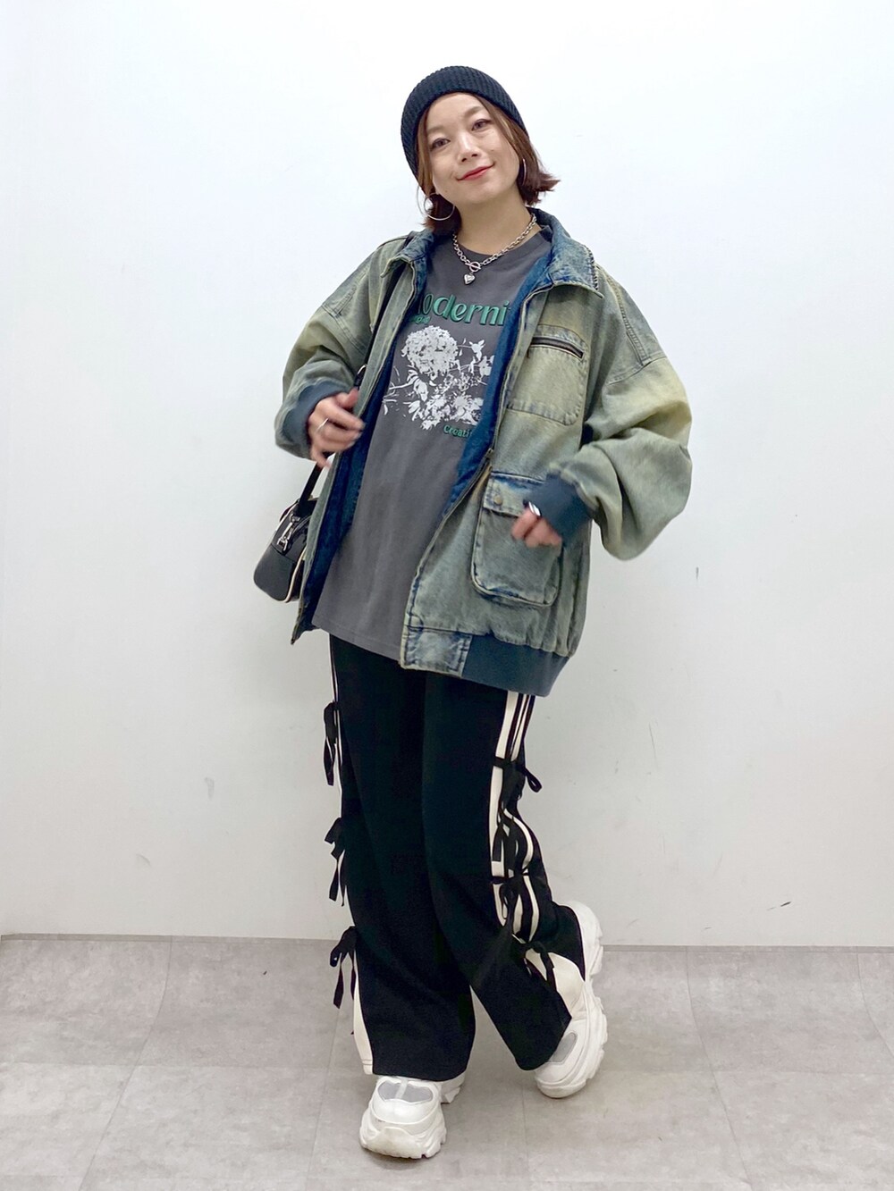 ブラック系のその他パンツ、ホワイト系のスニーカー、ブラック系のショルダーバッグを着用したレディースの秋コーディネートの4枚目の写真