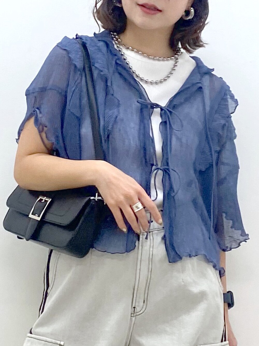 ホワイト系のデニムパンツ、その他のスニーカー、ブルー系のシャツ/ブラウスを着用したレディースの夏コーディネートの2枚目の写真