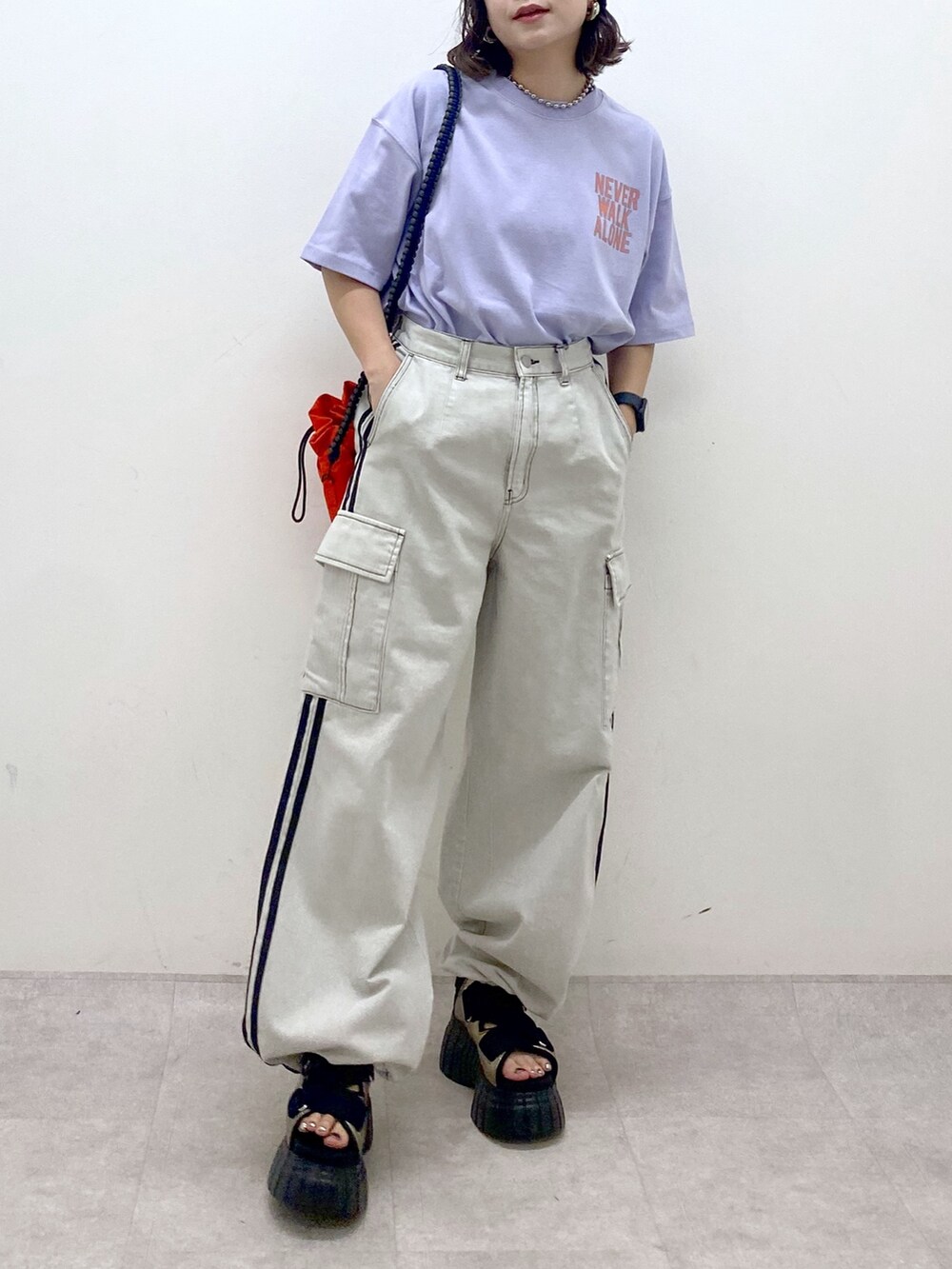 パープル系のTシャツ/カットソー、ホワイト系のデニムパンツ、その他のスニーカーを着用したレディースの夏コーディネートの3枚目の写真