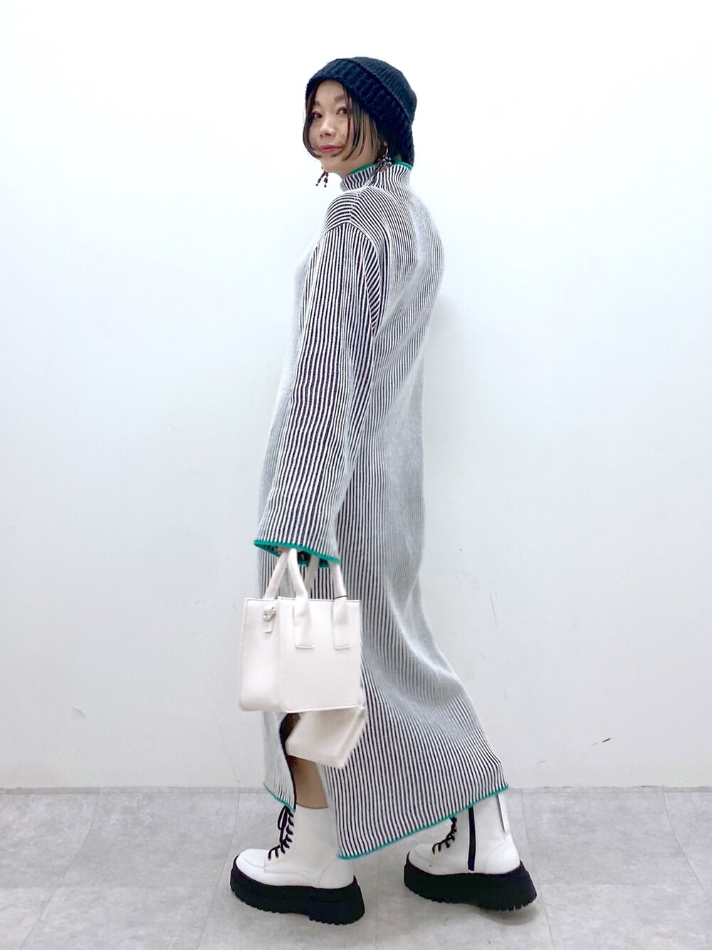 ブラック系のワンピース/ドレス、ホワイト系のバッグ、ホワイト系のシューズを着用したレディースの秋コーディネートの2枚目の写真