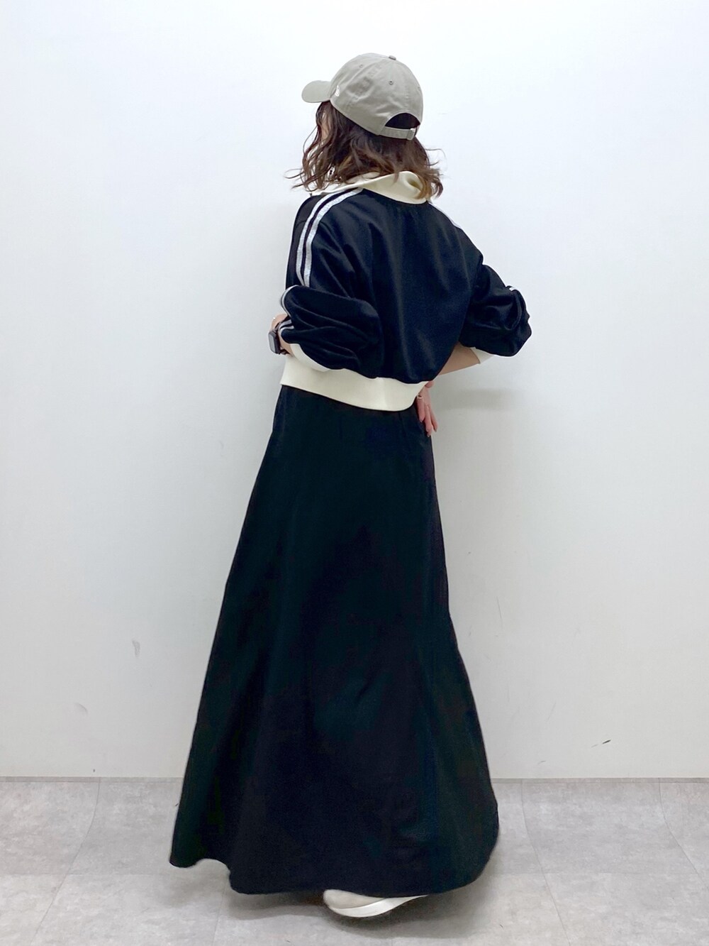 「休日スタイル、きれいめカジュアル、ストリート、キャップ、秋コーデ、お出かけコーデ、スポーツミックス、ワンピース、ロングスカート、ジャンパースカート、ラインジャージ、ショート丈トップス、低身長、オトナカジュアル、モノトーン」｜「PAGEBOYのリメイクライクジャンスカ（ジャンパースカート、ブラック系）」を使った、Chisaさん（レディース・154cm）の秋コーディネートの5枚目の写真