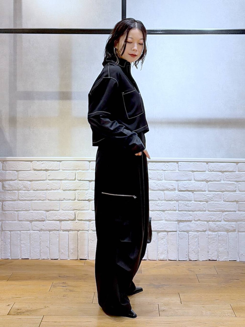 ブラック系のカーゴパンツ、ブラック系のシャツ/ブラウス、ブラック系のTシャツ/カットソーを着用したレディースの夏コーディネートの7枚目の写真