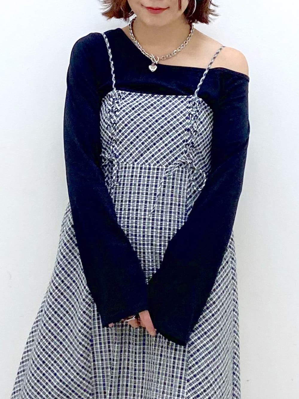 「秋服準備はじめました、お出かけコーデ、厚底シューズ、キレイめカジュアル、キャミワンピ、デートコーデ、休日スタイル、スニーカー、低身長、オトナカジュアル、秋コーデ、チェック、チェックワンピース、オフショル、モノトーン」｜「PAGEBOYのアソートチェックキャミワンピース（ワンピース、ホワイト系）」を使った、Chisaさん（レディース・154cm）の秋コーディネートの2枚目の写真