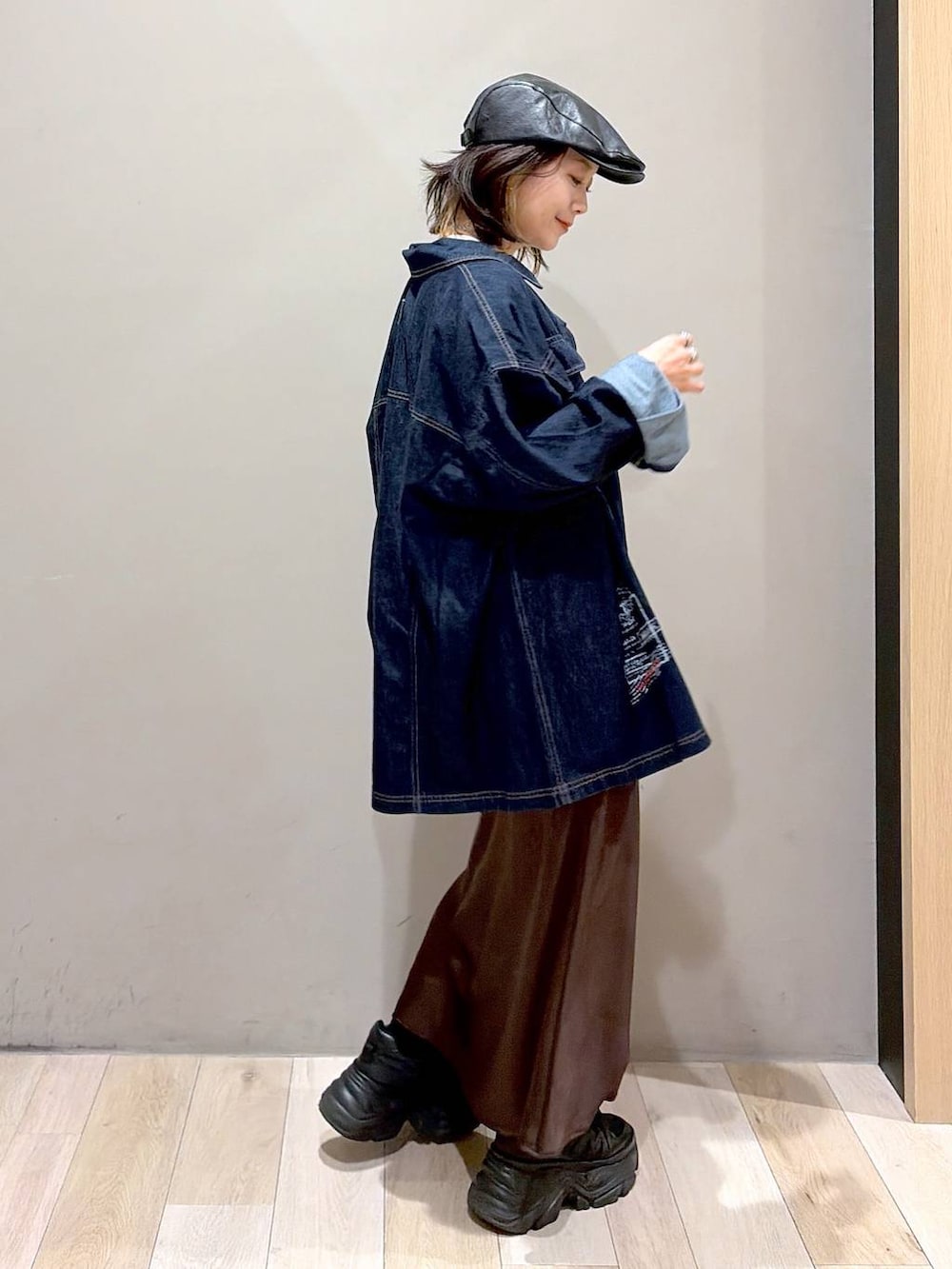 ブルー系のシャツ/ブラウス、ブラウン系のスカート、ブラック系のスニーカーを着用したレディースの夏コーディネートの8枚目の写真