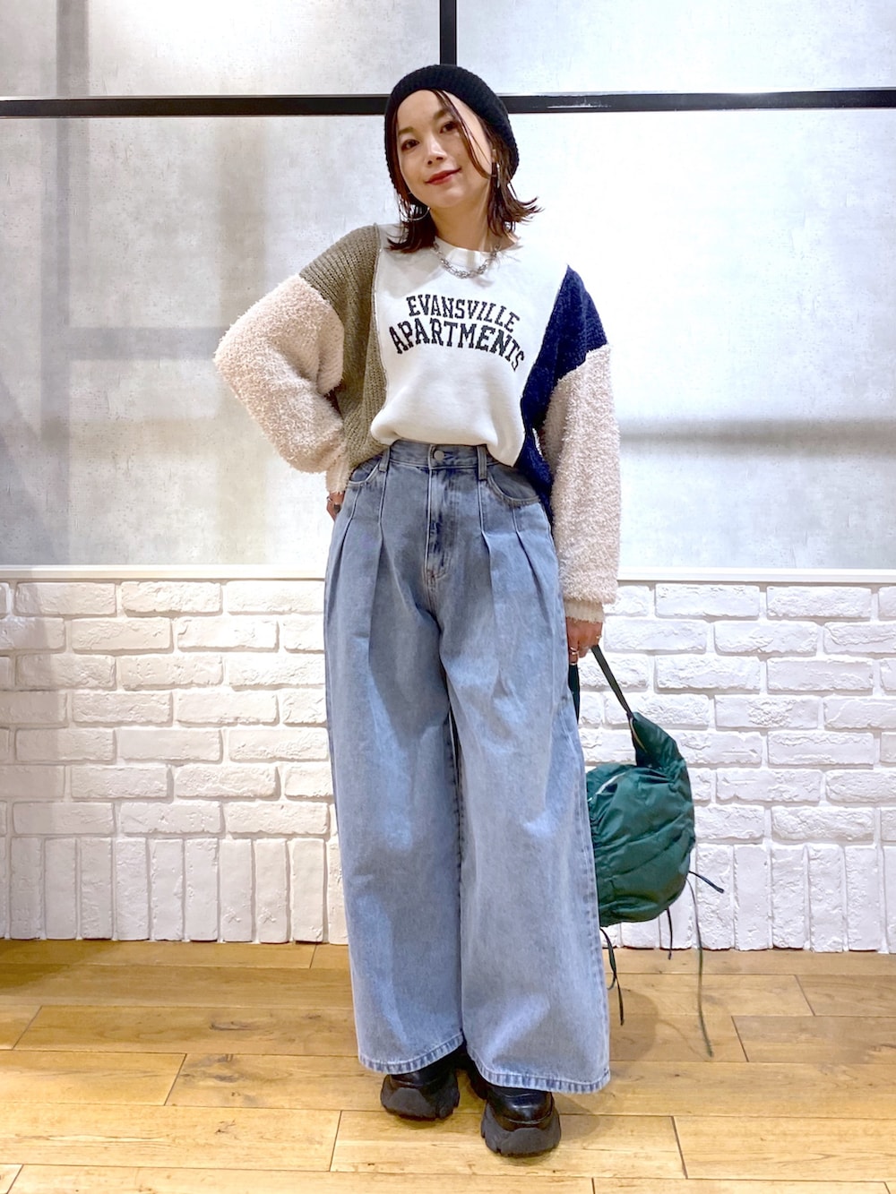 「クリスマスに着たい服、デニム、ニット帽、ニット、ブーツ、テーマパークコーデ、冬コーデ、休日スタイル、きれいめカジュアル、ショルダーバッグ、低身長、オトナカジュアル、ワイドパンツ、ショート丈トップス、ロゴニット」｜「PAGEBOYのタックデニムパンツ（デニムパンツ、ブルー系）」を使った、Chisaさん（レディース・154cm）の冬コーディネートの4枚目の写真