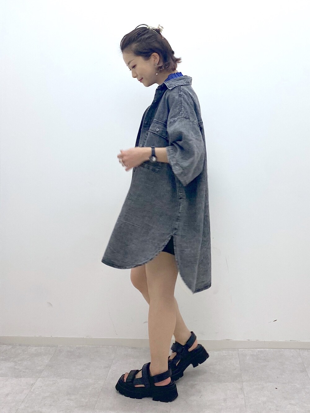 ブラック系のシャツ/ブラウス、ブラック系のその他パンツ、ブルー系のニット/セーターを着用したレディースの夏コーディネートの3枚目の写真