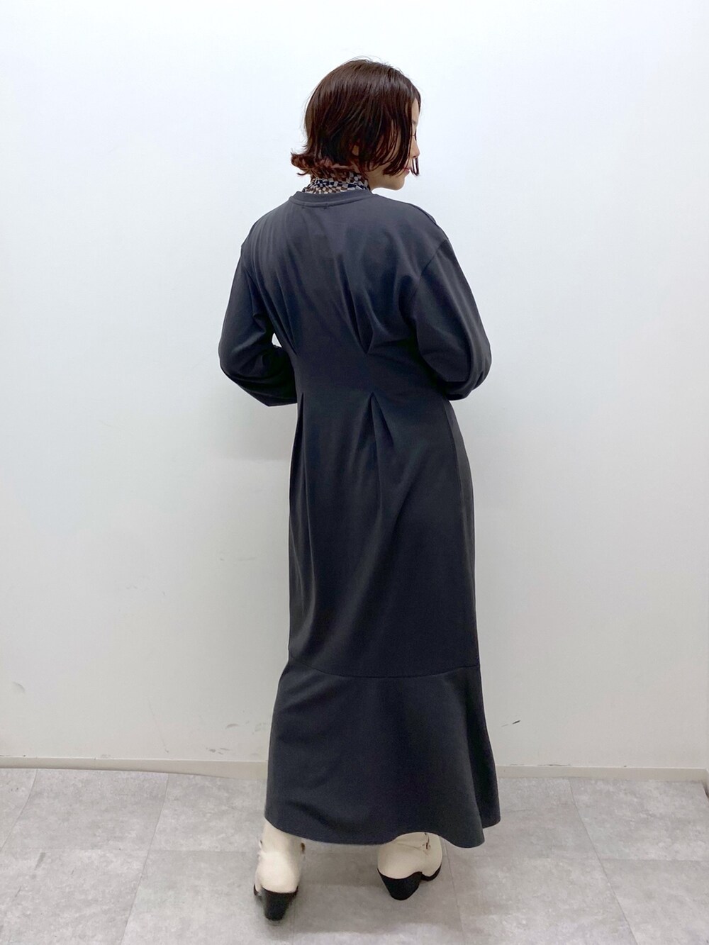 ブラック系のワンピース/ドレス、その他のその他トップス、レッド系のショルダーバッグを着用したレディースの秋コーディネートの3枚目の写真