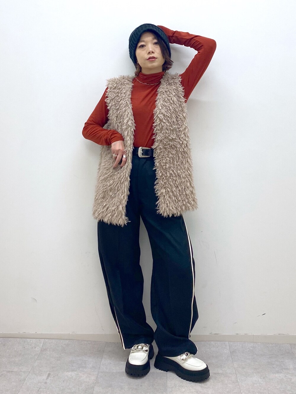 ベージュ系のその他アウター、オレンジ系のTシャツ/カットソー、ホワイト系のシューズを着用したレディースの秋コーディネートの5枚目の写真