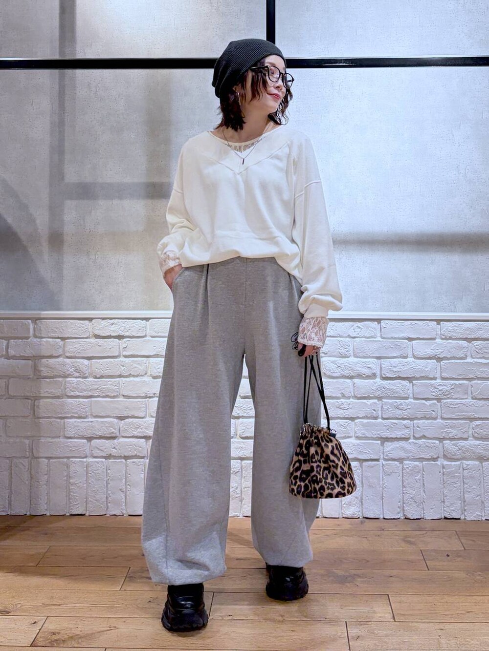 ブラック系のブーツ、グレー系のスウェットパンツ、ブラック系のブルゾンを着用したレディースの冬コーディネートの4枚目の写真