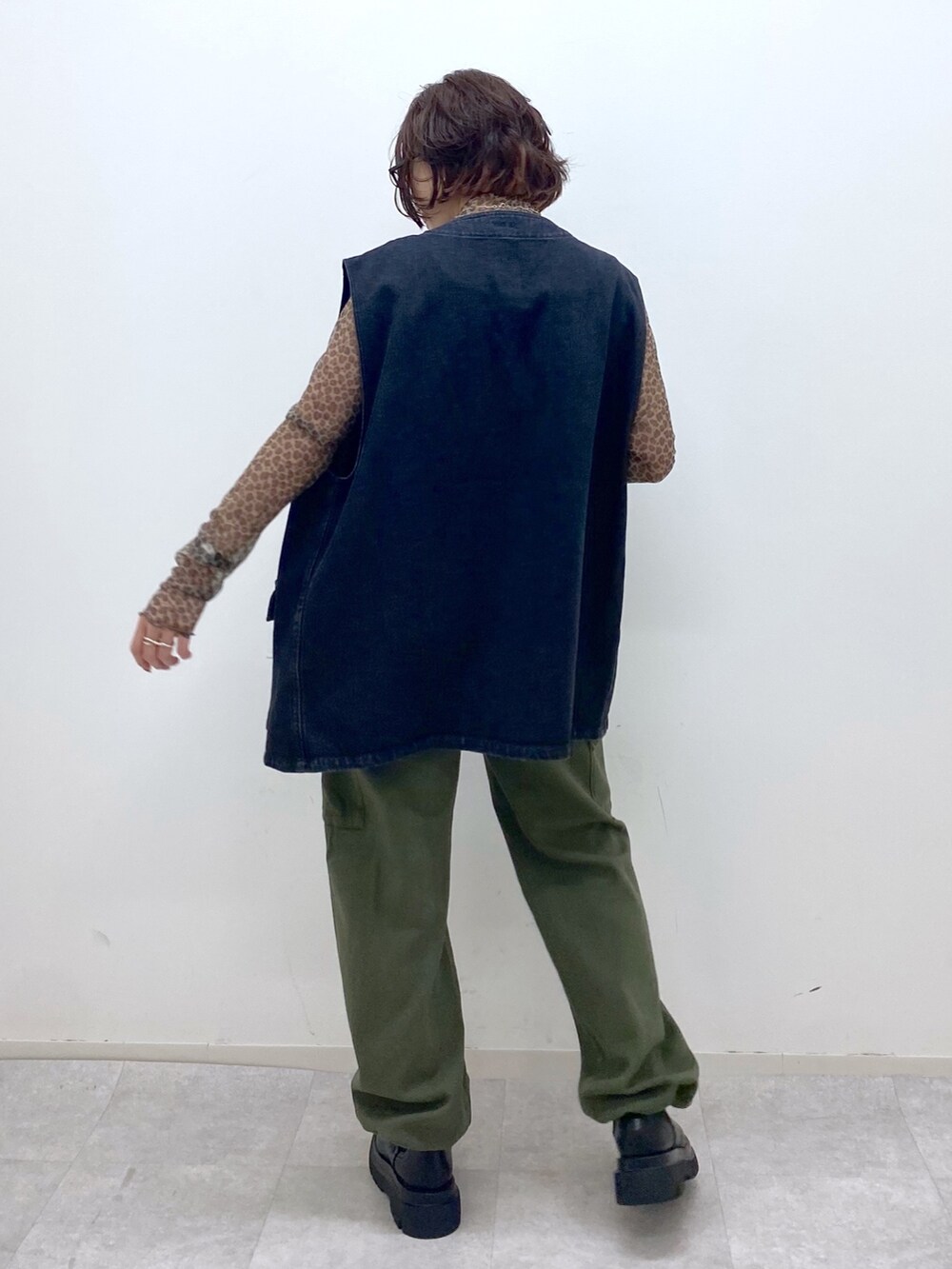 その他のその他トップス、ブラック系のシューズ、グリーン系のカーゴパンツを着用したレディースの秋コーディネートの4枚目の写真