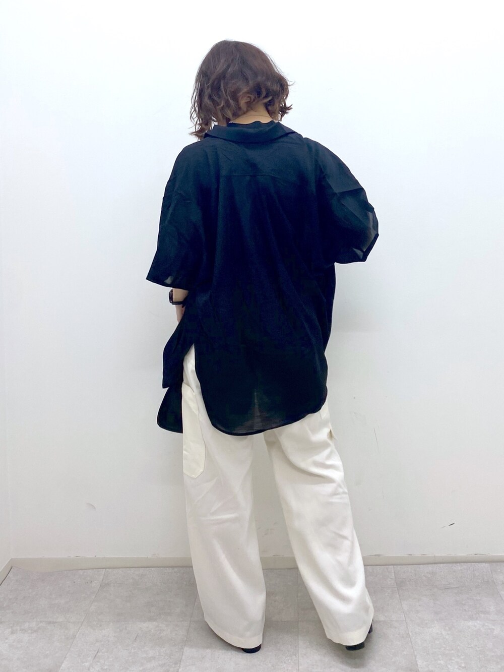 ホワイト系のパンツ、ブラック系のトップス、ブラック系のシャツ/ブラウスを着用したレディースの夏コーディネートの4枚目の写真