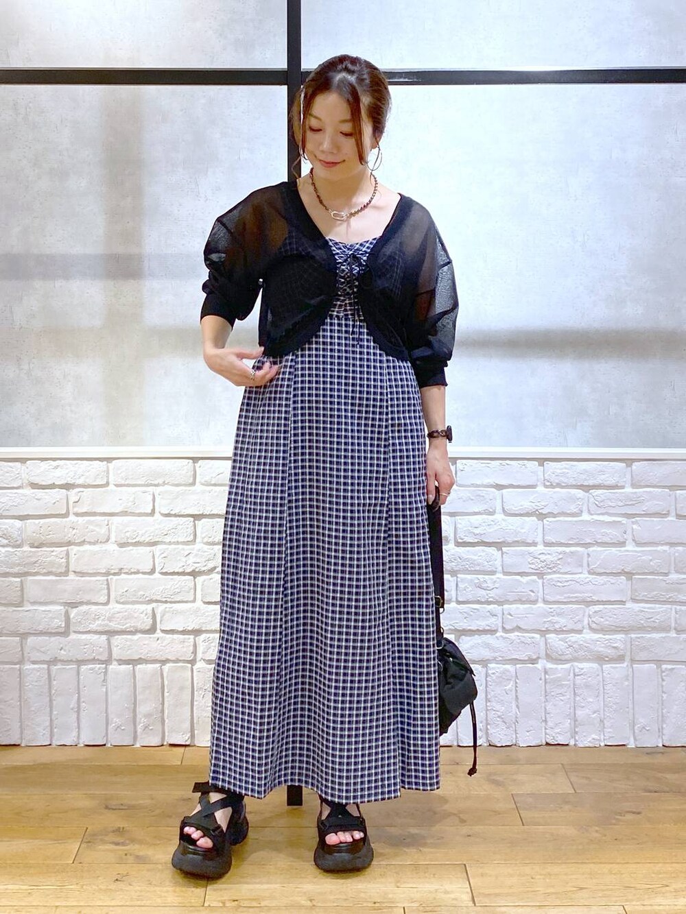 「低身長、きれいめ、若見え、夏コーデ、モード、ショルダーバッグ、PAGEBOY、サンダル、骨格ウェーブ_PAGEBOY、大人カジュアル、厚底シューズ、ワンピース、チェック、キャミワンピース、カーディガン」｜「PAGEBOYのダッドコンビスポサン（サンダル、ブラック系）」を使った、Chisaさん（レディース・154cm）の夏コーディネートの4枚目の写真