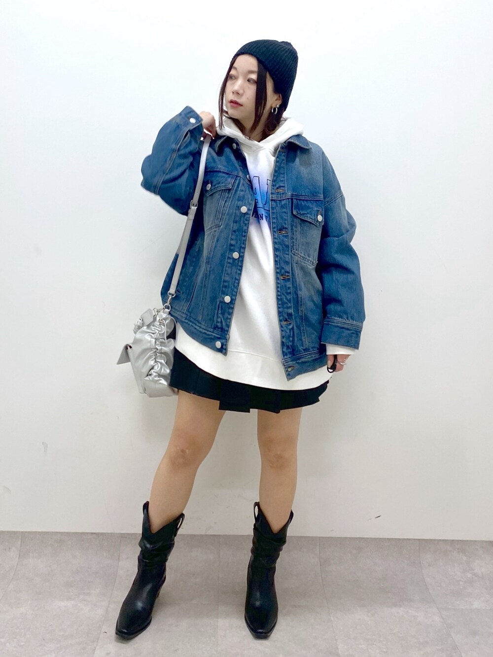 ブルー系のデニムジャケット、シルバー系のショルダーバッグ、ブラック系のその他パンツを着用したレディースの冬コーディネートの4枚目の写真