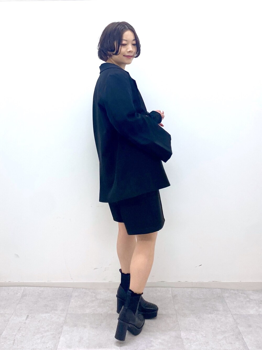 ブラック系のパンツ、ブラック系のジャケット/アウター、ブラック系のブーツを着用したレディースの秋コーディネートの3枚目の写真