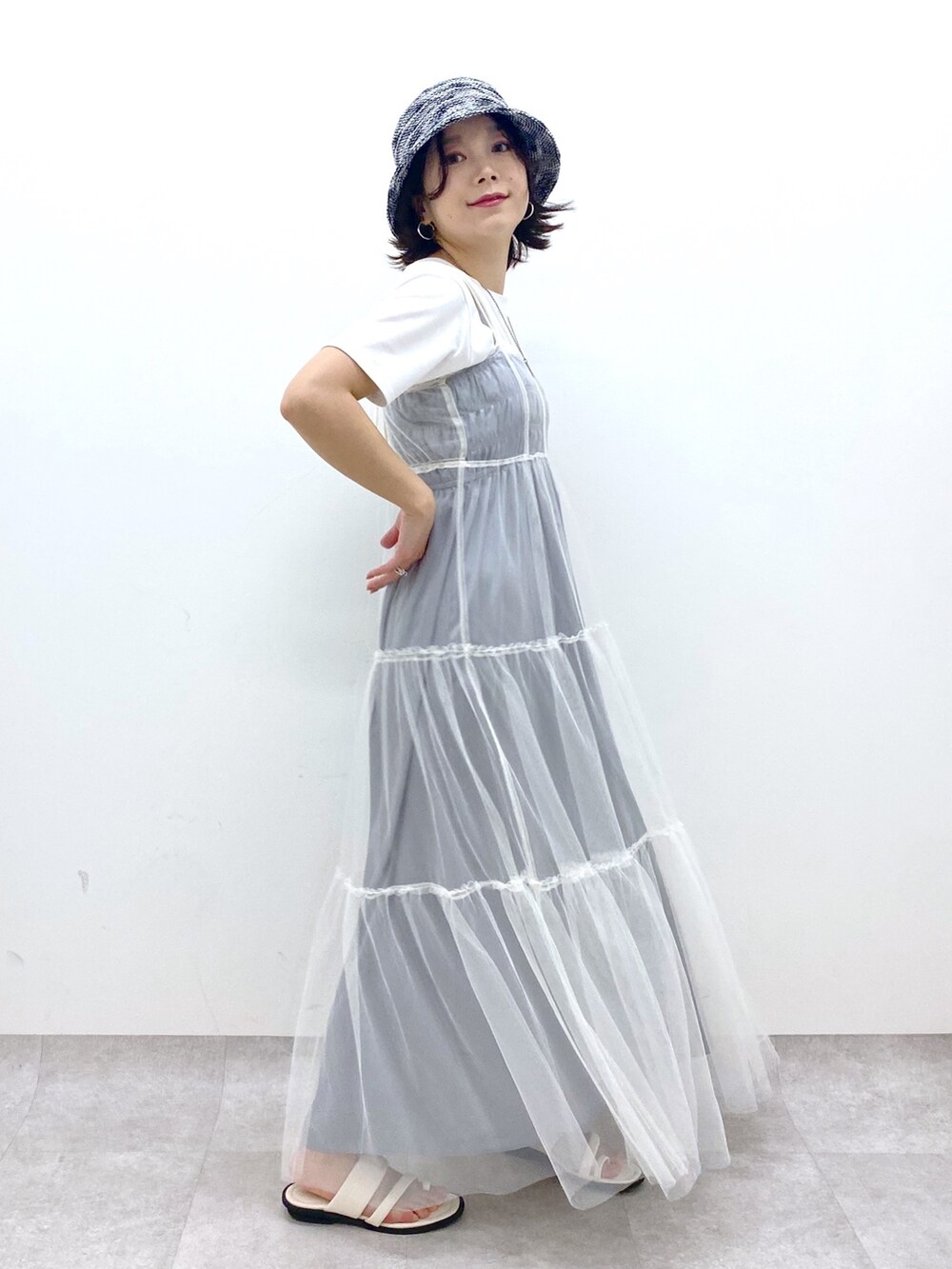 「春夏コーデ、モード、初夏コーデ、シアートップス、モノトーン、休日スタイル、バケットハット、レイヤードスタイル、キャミワンピ、サンダル、低身長、オトナカジュアル、チュールワンピ」｜「PAGEBOYのチュールレイヤードSETワンピース（ワンピース、グレー系）」を使った、Chisaさん（レディース・154cm）の春コーディネートの2枚目の写真
