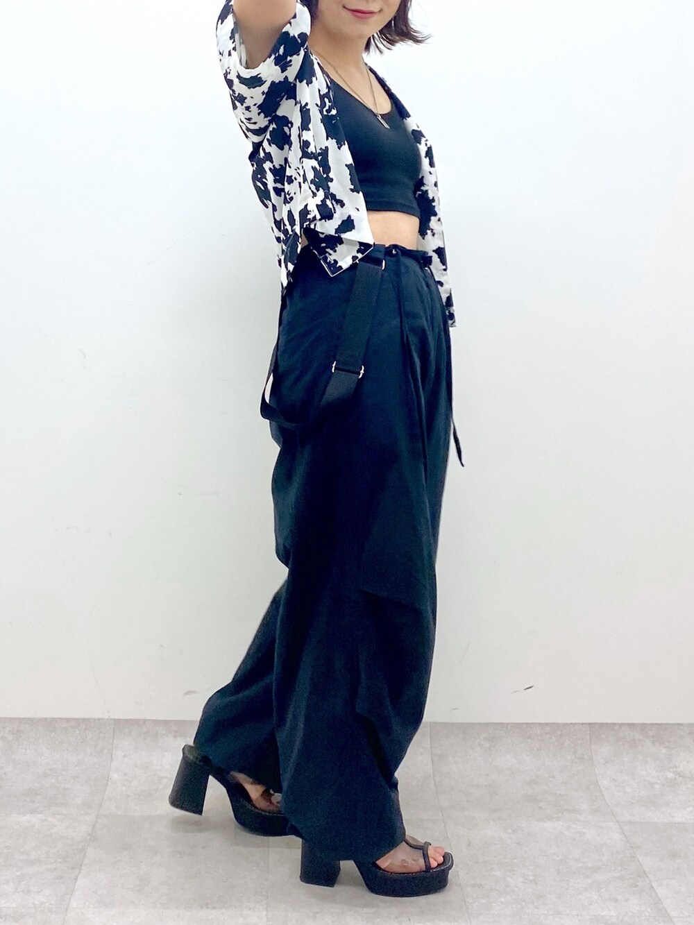 ブラック系のその他パンツ、ホワイト系のシャツ/ブラウス、ブラック系のトップスを着用したレディースの夏コーディネートの4枚目の写真