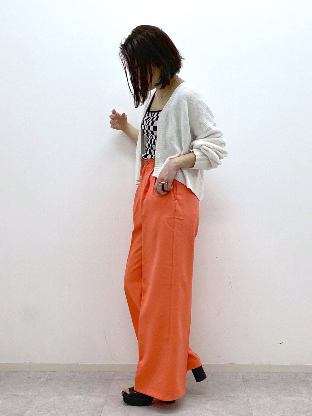 ピンク系のその他パンツ、ブラック系のタンクトップ、ホワイト系のカーディガン/ボレロを着用したレディースの春コーディネートの2枚目の写真