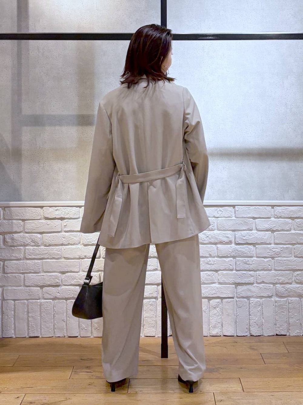 グレー系のテーラードジャケット、ベージュ系のデニムパンツ、ホワイト系のTシャツ/カットソーを着用したレディースの冬コーディネートの6枚目の写真