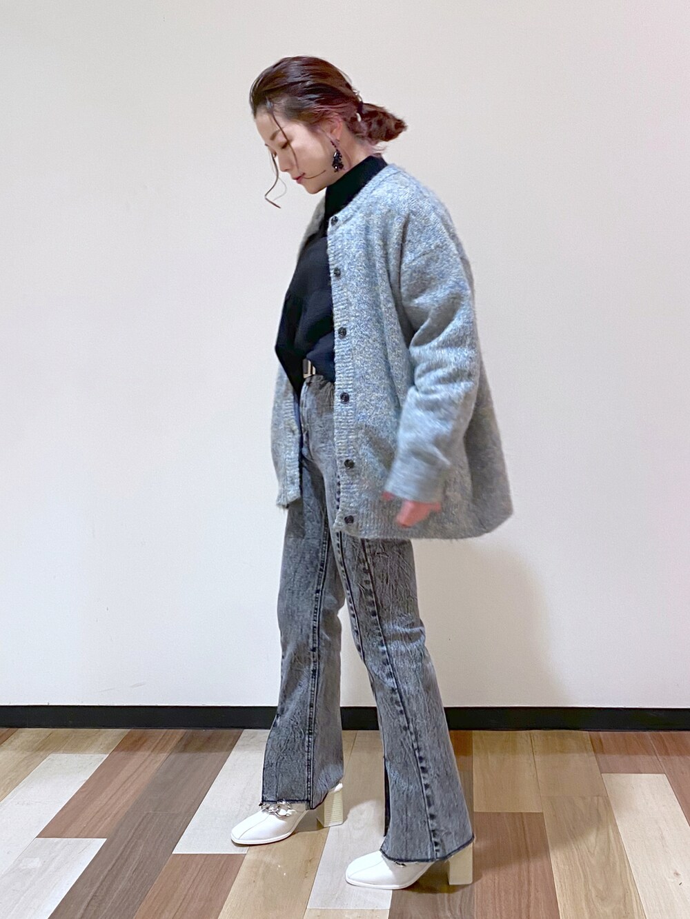 ブラック系のデニムパンツ、ホワイト系のサンダル、ブラック系のシャツ/ブラウスを着用したレディースの冬コーディネートの3枚目の写真