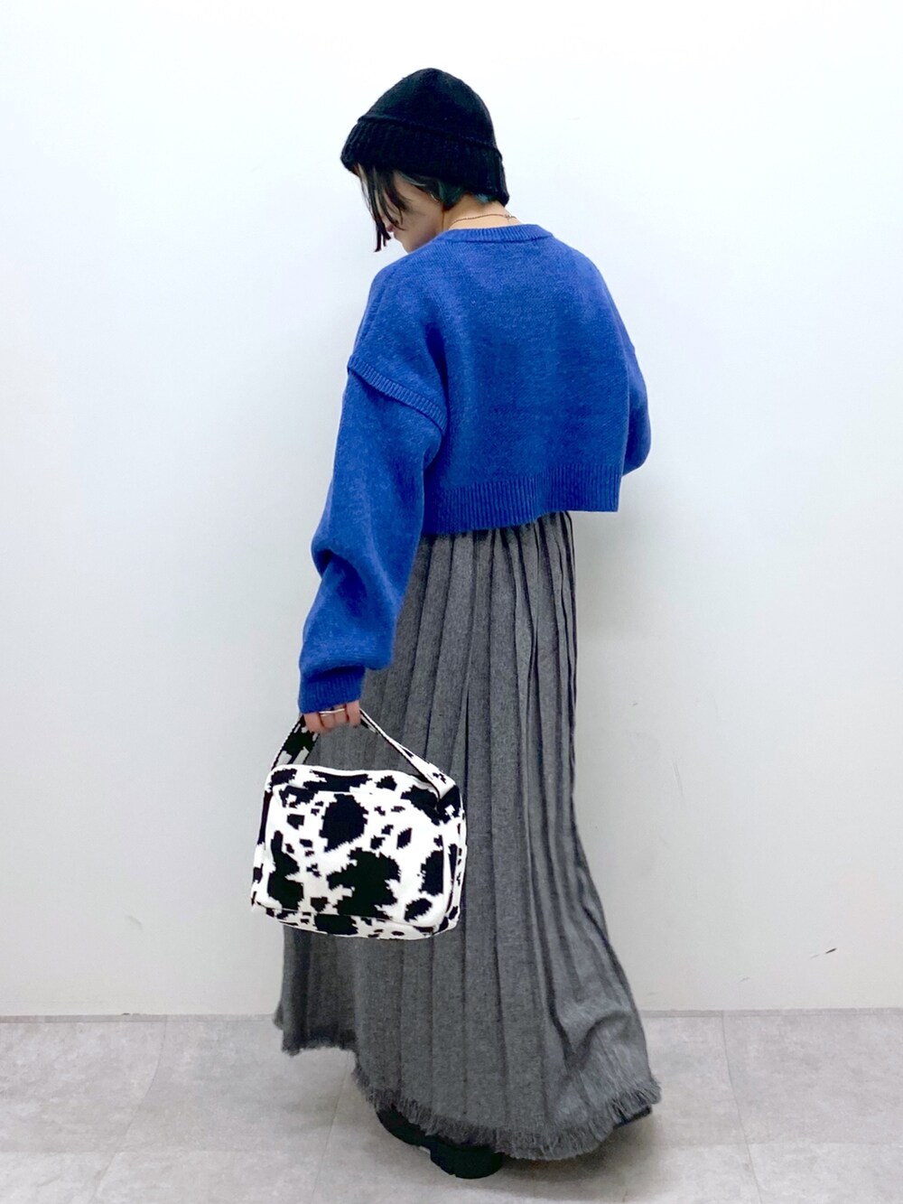 ブルー系のトップス、ブラック系のスカート、ブラック系のシューズを着用したレディースの秋コーディネートの3枚目の写真