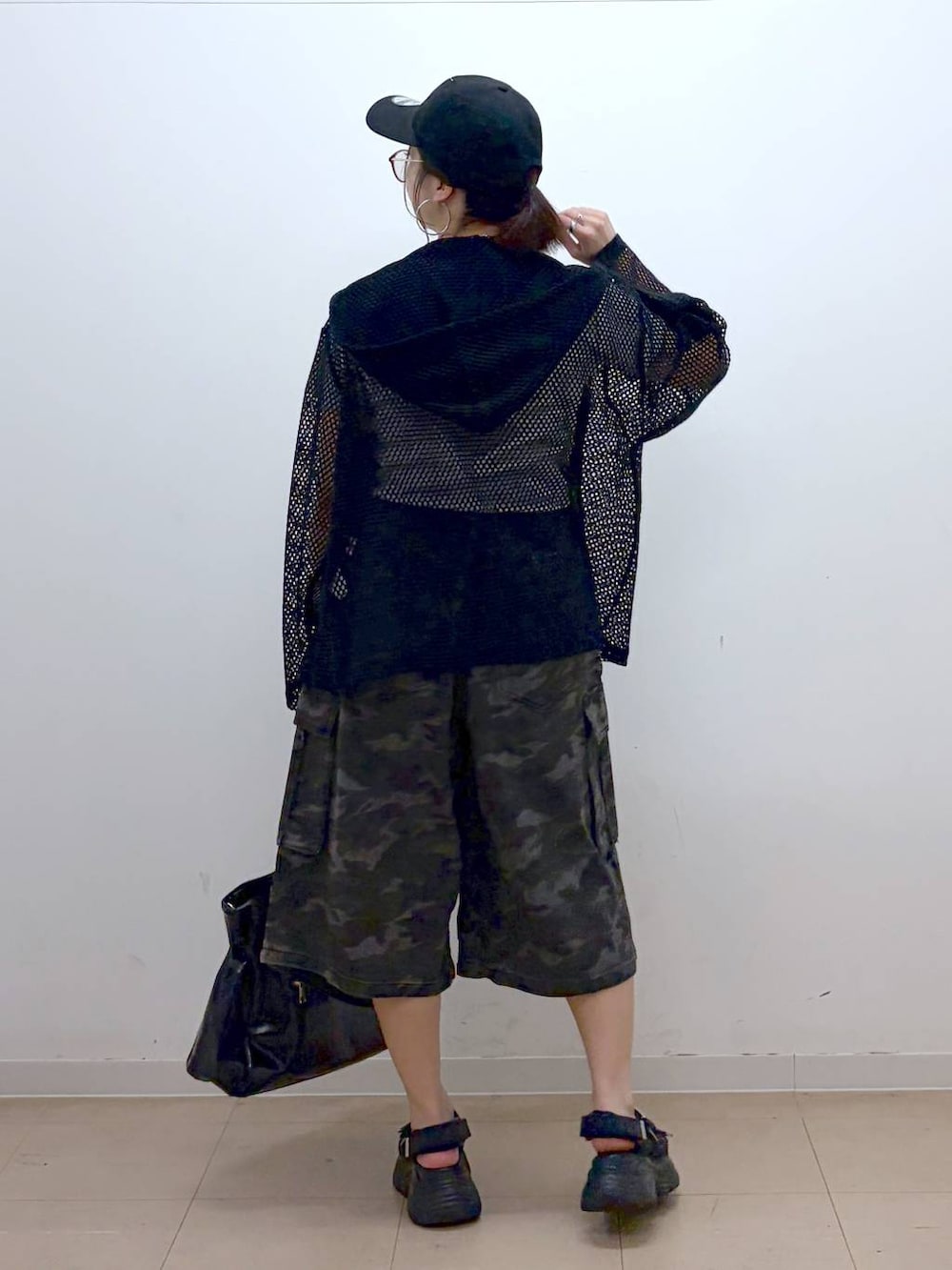 ブラック系のパーカー、グレー系のTシャツ/カットソー、ブラック系のサンダルを着用したレディースの夏コーディネートの7枚目の写真