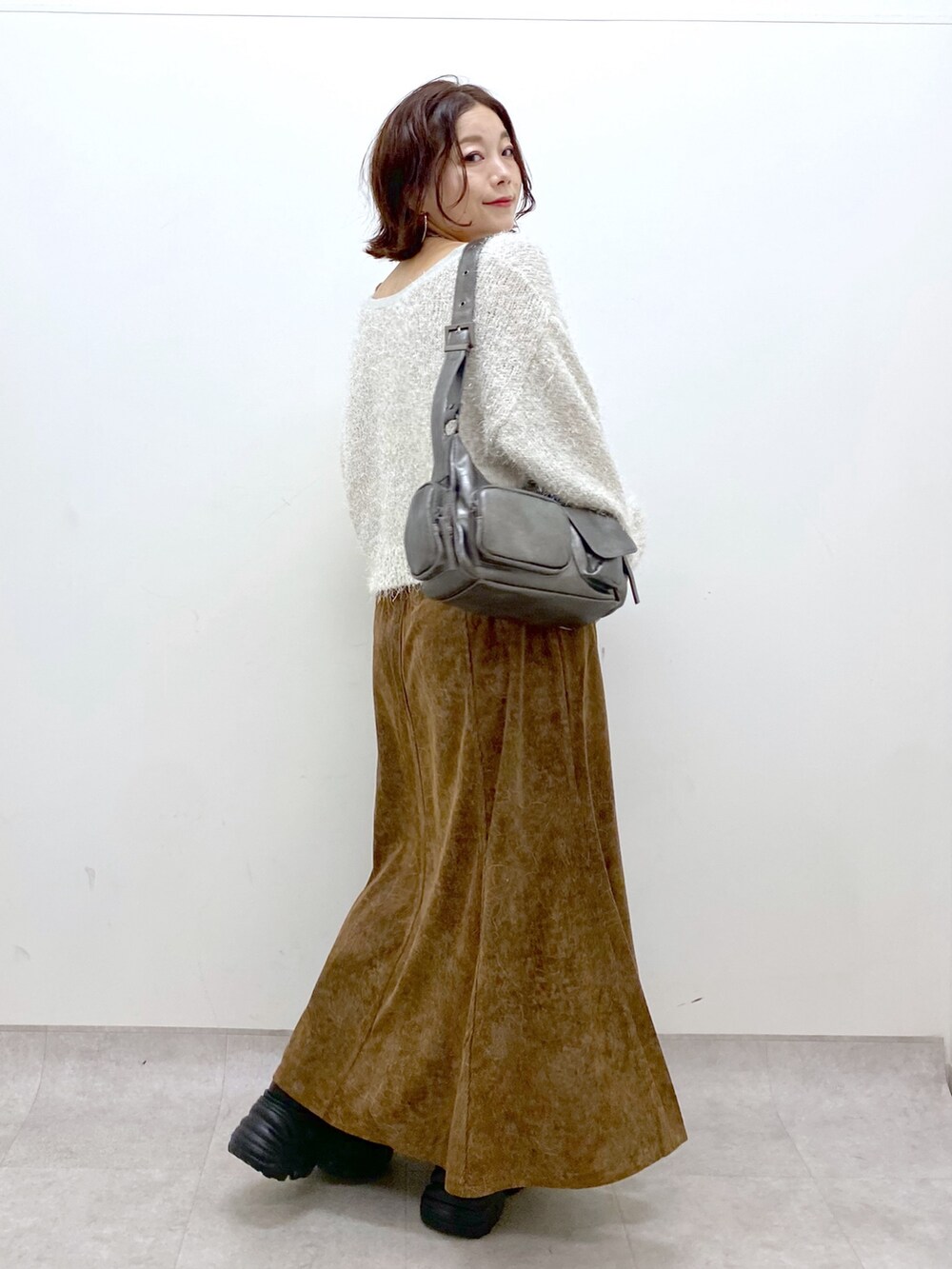 「ブラウン、淡色コーデ、厚底シューズ、秋服準備はじめました、デートコーデ、ショルダーバッグ、休日スタイル、カーディガン、ロングスカート、秋コーデ、低身長、オトナカジュアル、フェザーニット、マーメイドスカート、ショートブーツ」｜「PAGEBOYのラメファインフェザーZIPカーディガン（カーディガン/ボレロ、ホワイト系）」を使った、Chisaさん（レディース・154cm）の秋コーディネートの6枚目の写真