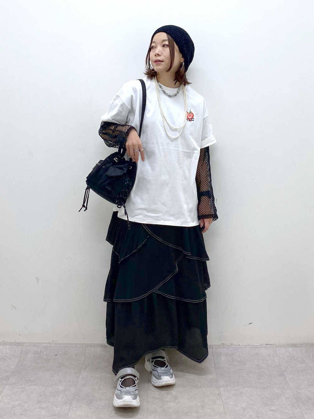 ホワイト系のTシャツ/カットソー、ブラック系のボディバッグ/ウエストポーチ、ブラック系のTシャツ/カットソーを着用したレディースの春コーディネートの4枚目の写真