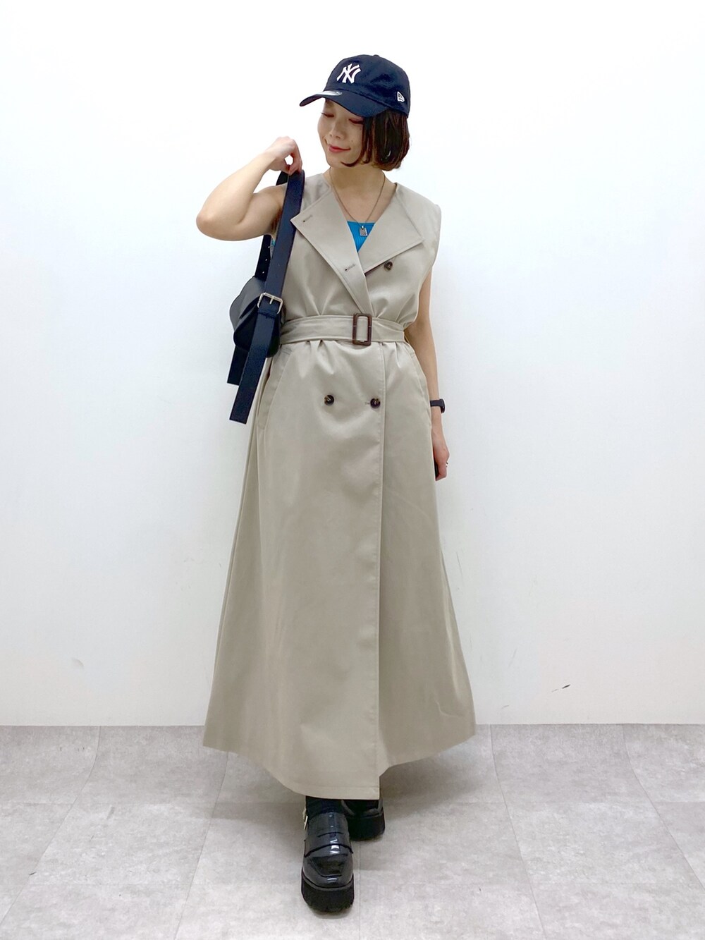 ベージュ系のジャケット/アウター、その他のトップス、ブラック系のローファーを着用したレディースの春コーディネートの2枚目の写真
