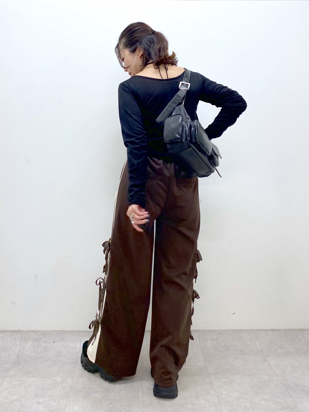 ブラウン系のその他パンツ、ブラック系のTシャツ/カットソー、ブラック系のショルダーバッグを着用したレディースの夏コーディネートの7枚目の写真