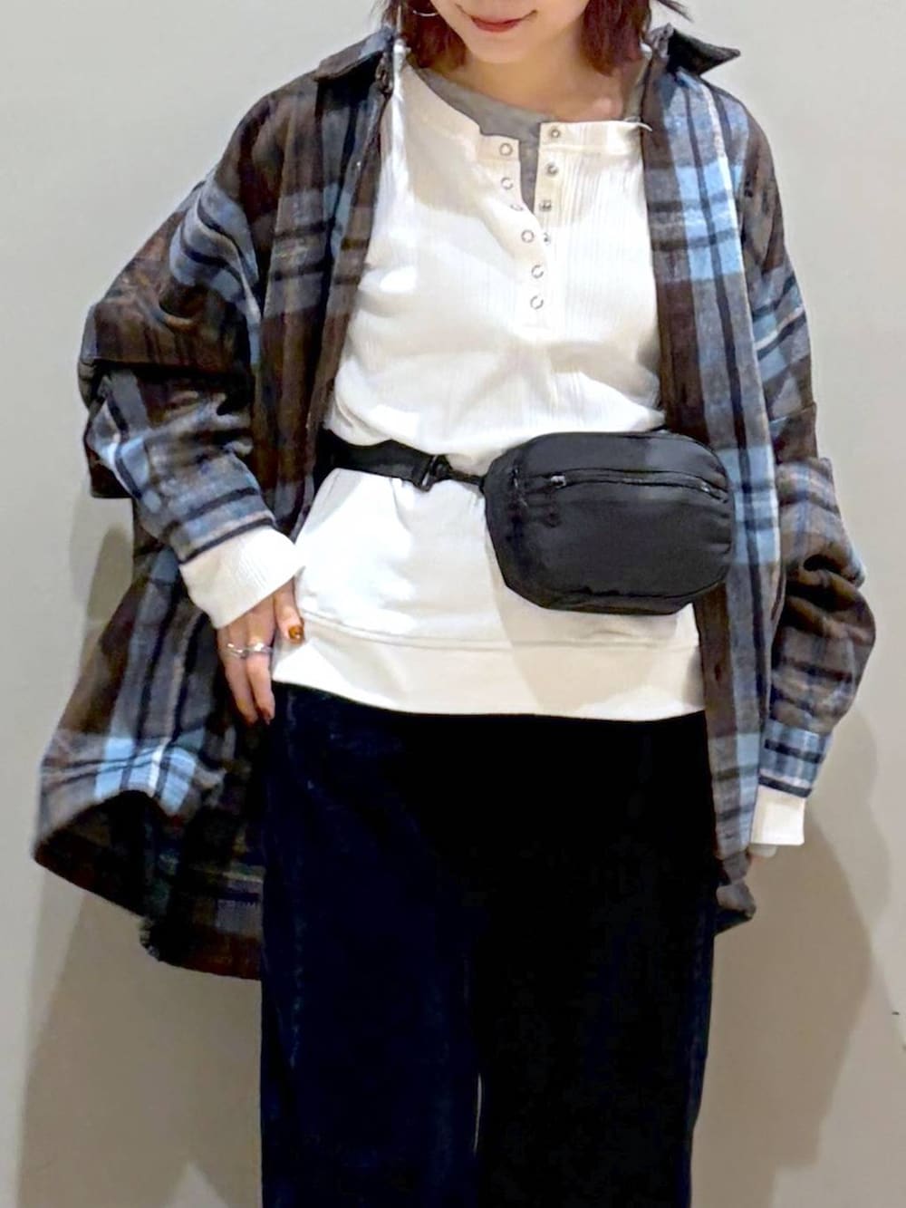 ブルー系のその他パンツ、ブラック系のブーツ、ホワイト系のTシャツ/カットソーを着用したレディースの秋コーディネートの2枚目の写真