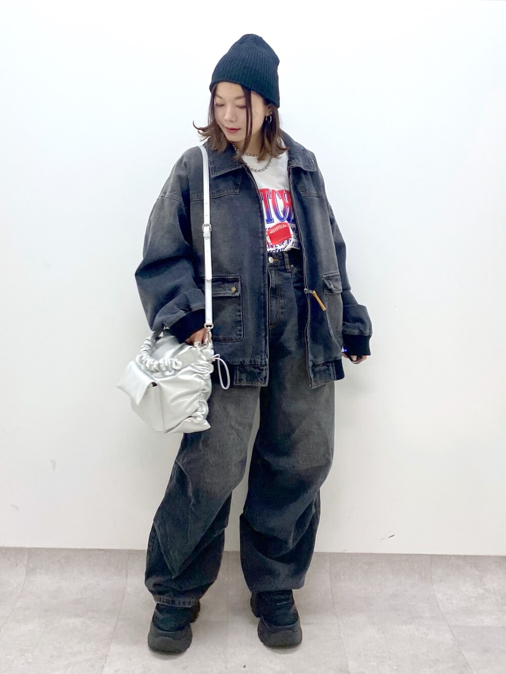 ホワイト系のTシャツ/カットソー、ブラック系のデニムジャケット、ブラック系のデニムパンツを着用したレディースの春コーディネートの8枚目の写真