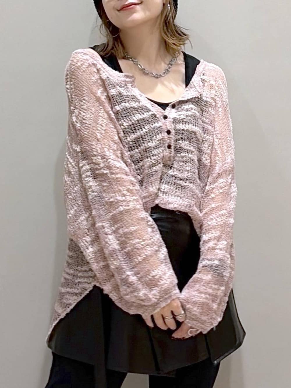 ピンク系のニット/セーター、ブラック系のタンクトップ、ブラック系のサンダルを着用したレディースの夏コーディネートの2枚目の写真