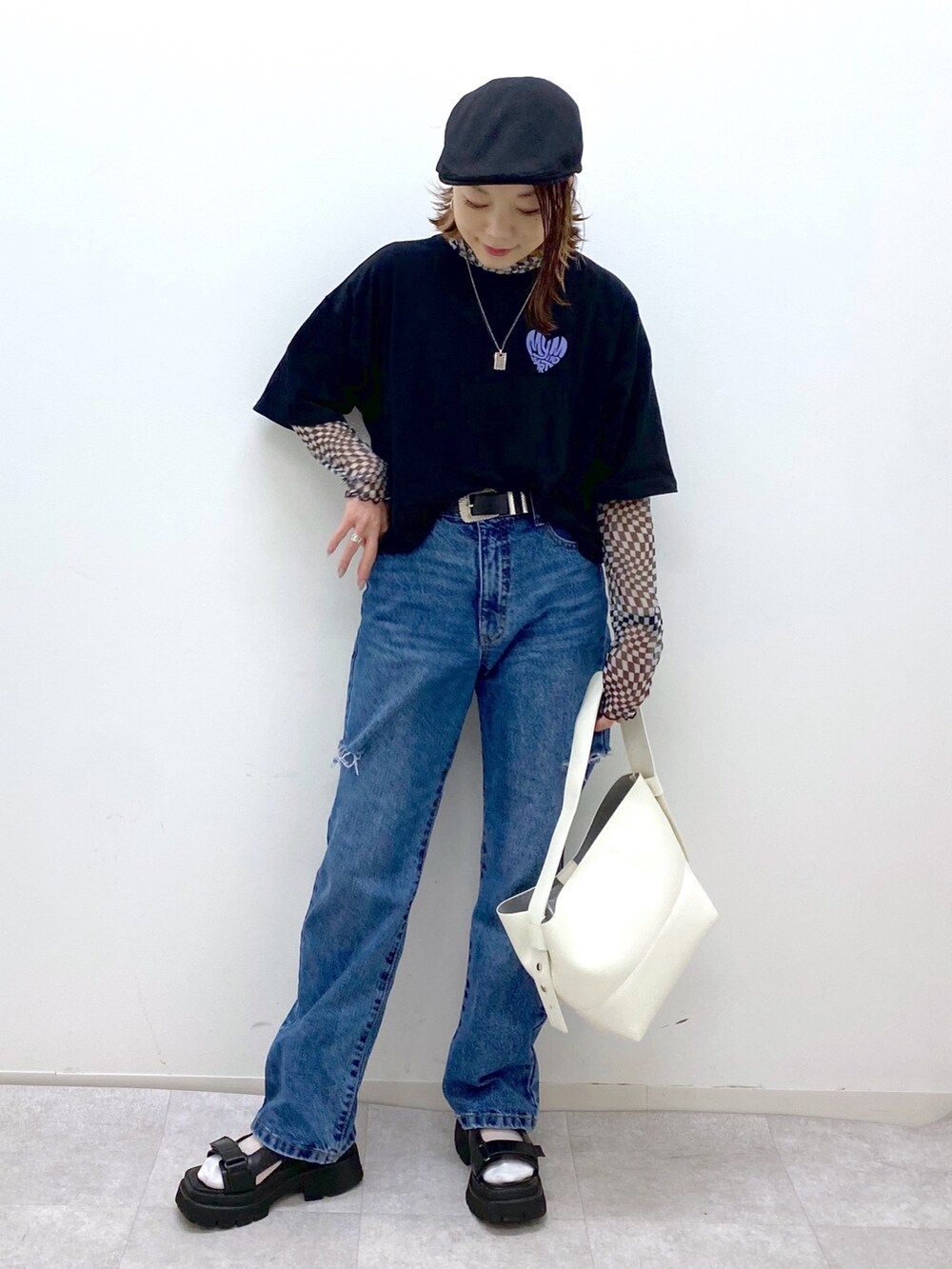 ブルー系のデニムパンツ、ブラック系のサンダル、その他のその他トップスを着用したレディースの夏コーディネートの5枚目の写真
