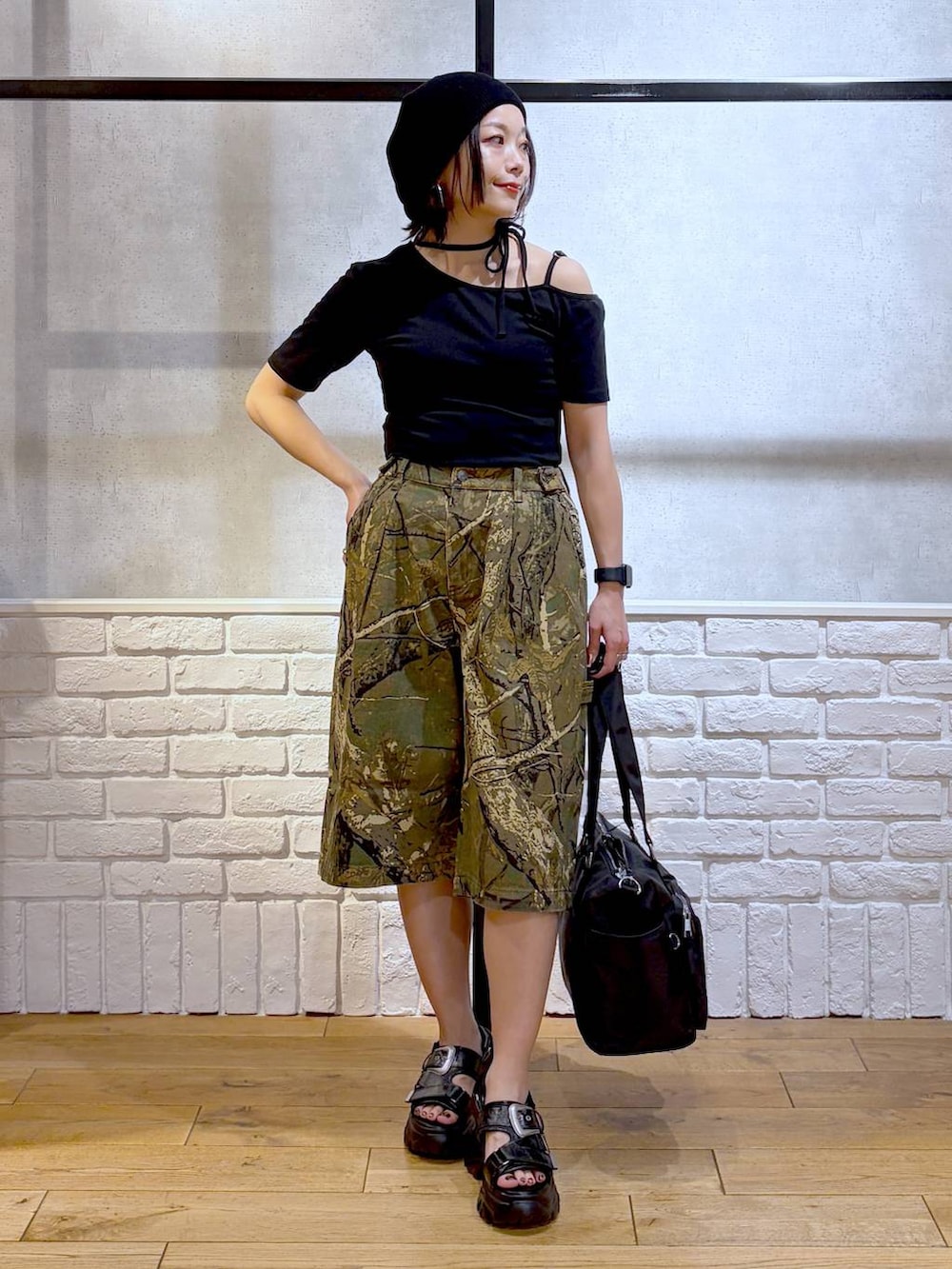 ブラック系のボストンバッグ、その他のデニムパンツ、ブラック系のサンダルを着用したレディースの春コーディネートの4枚目の写真