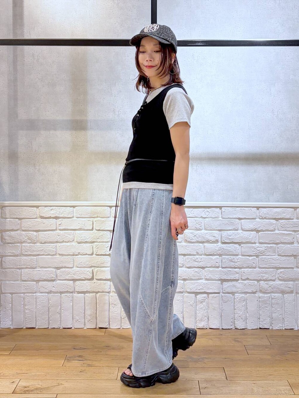 ブルー系のデニムパンツ、ブラック系のショルダーバッグ、ブラック系のサンダルを着用したレディースの春コーディネートの8枚目の写真