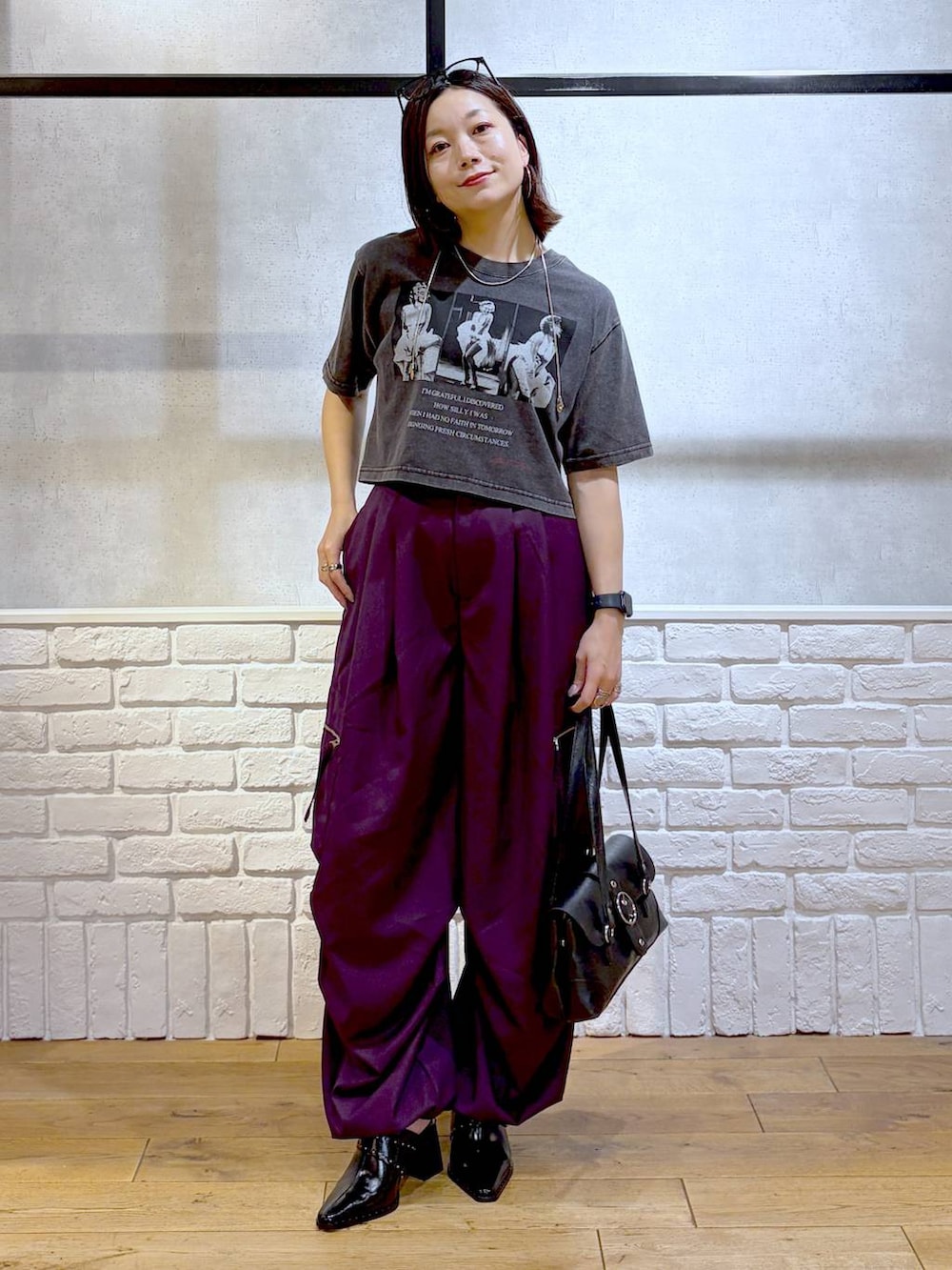 パープル系のカーゴパンツ、グレー系のTシャツ/カットソー、ブラック系のショルダーバッグを着用したレディースの夏コーディネートの9枚目の写真
